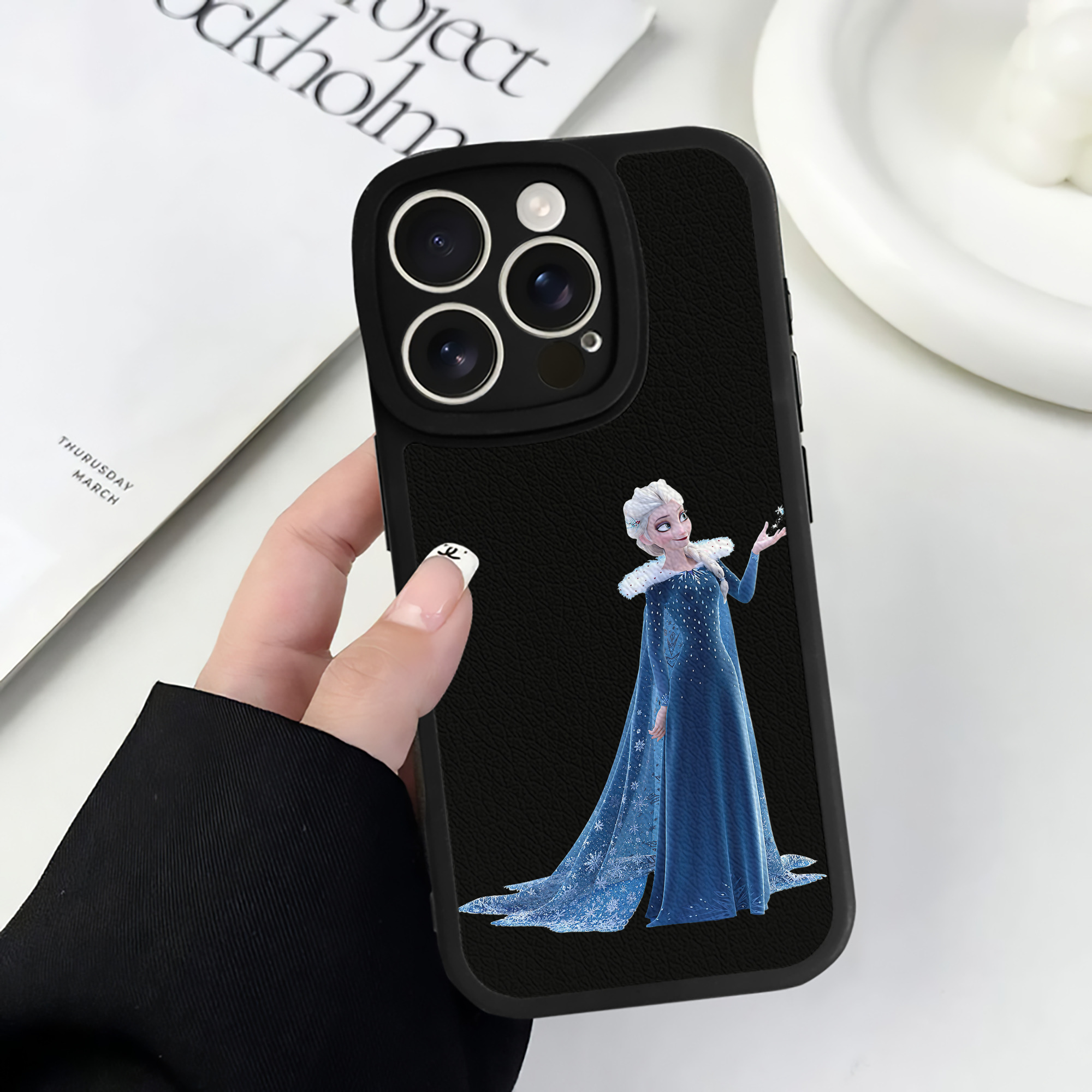 （画像用） アナと雪の女王 アンナ エルサ Frozen Anna Elsa 【iPhone 16シリーズ対応】シリコンスマホケース（レザー調） 材質：シリコン